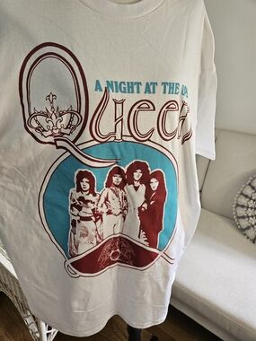 Retro Queen  Graphic Tee - White with Teal & Maroon Print.100% Cotton. P80